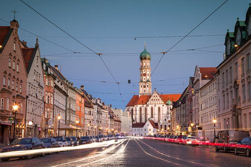 Maximilianstrasse in Augsburg met straatverlichting