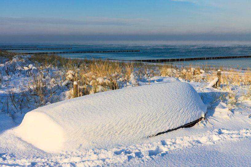Fischerboot in Zingst im Winter von Rico Ködder