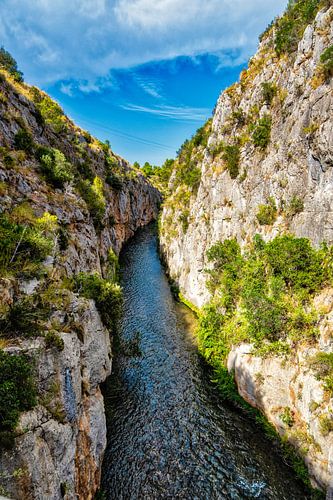 Turia kloof met steile kliffen in Chulilla Spanje