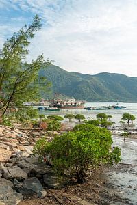 Meereslandschaft und Boote in Tai O von Mickéle Godderis