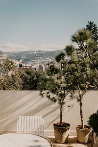 Terrasse mit Blick auf die Berge von Beirut, Libanon von Moniek Kuipers