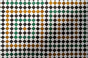 Licht en schaduw op een muur van kleurrijke tegels in Marokko