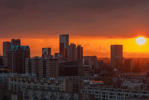 De zonsondergang boven het stadscentrum van Rotterdam