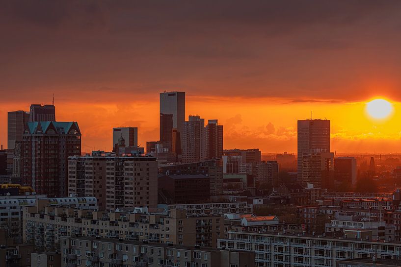 Le coucher de soleil sur le centre ville de Rotterdam par MS Fotografie | Marc van der Stelt