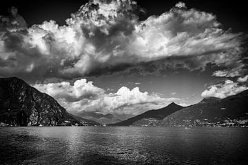 Wolken trekken samen boven het Lago di Como (zwart wit) van Rick Van der Poorten