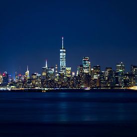Manhattan Skyline in the twilight van Ruth Klapproth