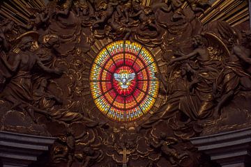 Colombe de la paix dans la basilique sur Blond Beeld