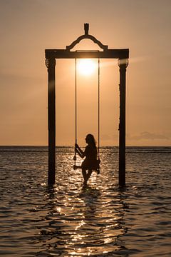 Meisje op schommel in Balinese zonsondergang van Sofie Bogaert