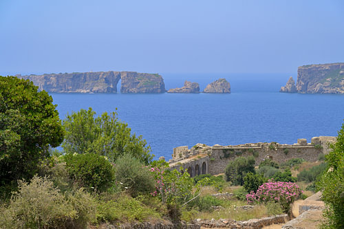 Arche rocheuse de l'île de Sphakteria, dans la baie de Pylos