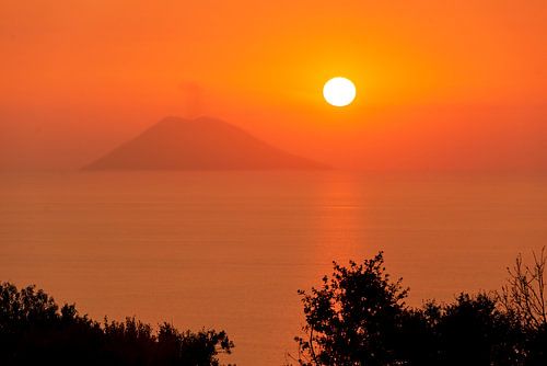 Stromboli tijdens zonsondergang.