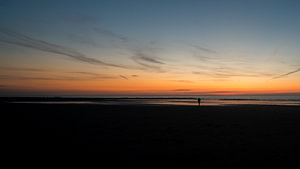 Strandspaziergang bei Sonnenuntergang