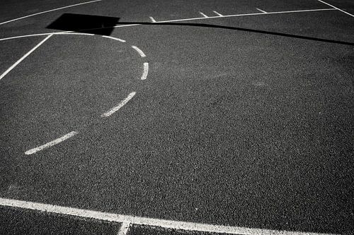 Strijklicht verandert basketveld.