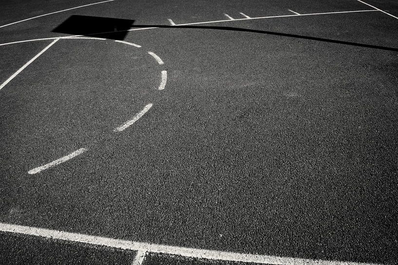Strijklicht verandert basketveld. van Sven Van Santvliet