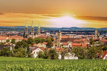 Sonnenuntergang über der Stadt Bamberg in Franken