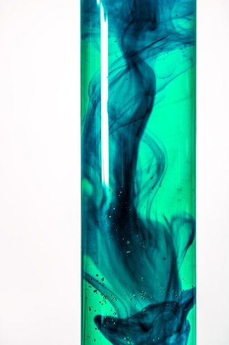 Blauwe inkt lost op in groen water