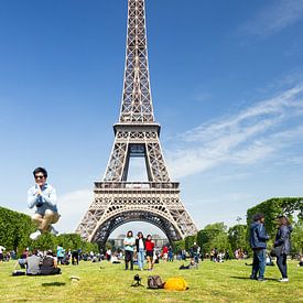 Un homme qui saute à la Tour Eiffel à Paris sur Floor Fotografie