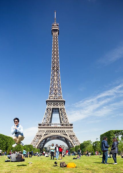 Springende man bij Eiffeltoren in Parijs van Floor Fotografie