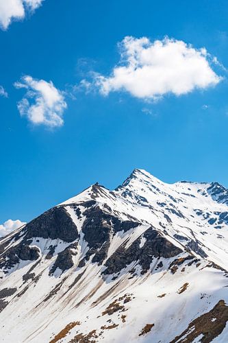 Besneeuwde bergtoppen in de Oostenrijkse Alpen bij de Grossglockner