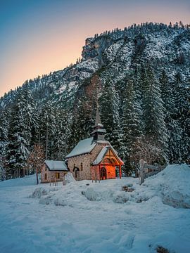 Kleine Kapelle am Pragser Wildsee bei Sonnenuntergang