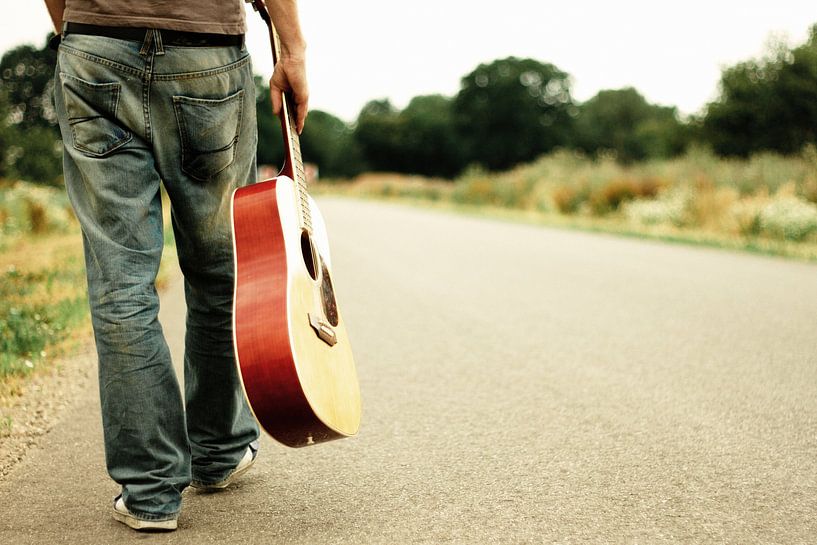 Travelling Guitar by Simon Claassen
