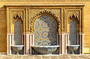 Brunnen mit Mosaik an Fassade in Rabat Marokko von Dieter Walther