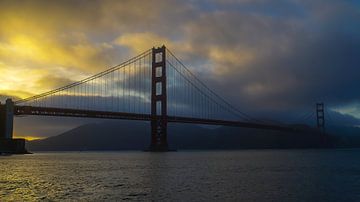 Orangefarbener Sonnenuntergang am Himmel über der Golden Gate Bridge in San Francisco, USA von adventure-photos