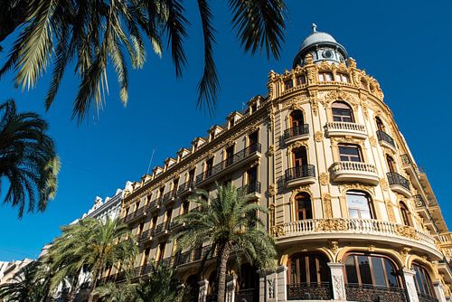 Huisgevel met palmbomen