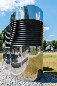Spiegelende buizen van een luchtverversingssysteem in Koblenz van Wim Stolwerk