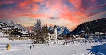 Panoramisch wintersportgebied in de Oostenrijkse Tiroolse bergen in Seefeld bij zonsondergang van Animaflora PicsStock