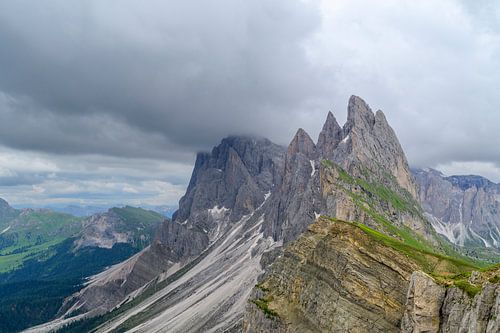 De kliffen van het Seceda gebergte in de Dolomieten