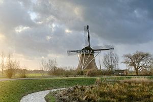 Östliche Windmühle mit bedrohlichem Abendhimmel, Abcoude