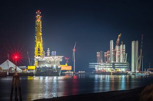 Les Alizés, Seajacks Scylla en Wind Osprey bij nacht in de Eemshaven van Jan Georg Meijer