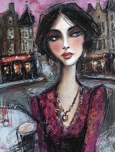Frau in lila Kleid mit Stadt