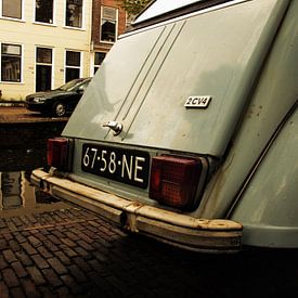 Backside of an old Citroen 2cv along one of the canals of Delft by Jan-Loek Siskens