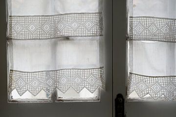 Gehaakte gordijnen voor een oud raam