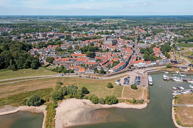 Luftaufnahme der Stadt Wijk bij Duurstede am Fluss Lek in den Niederlanden von Eye on You