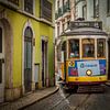 Tramlijn 28 in Alfama - Lissabon III van Teun Ruijters