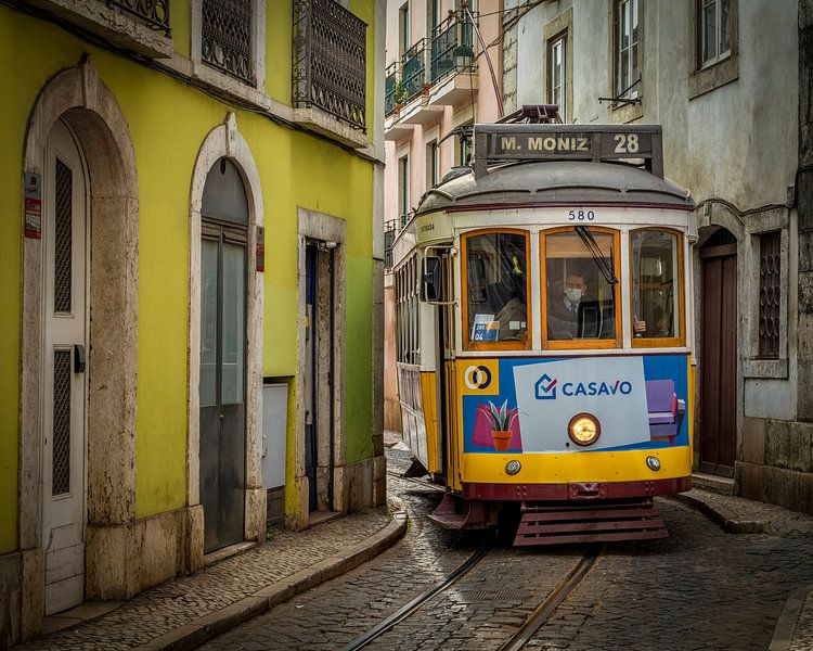 Tramlijn 28 in Alfama - Lissabon III van Teun Ruijters