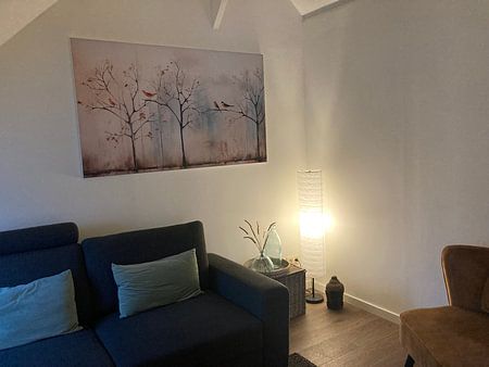 Paysage avec des oiseaux dans les arbres