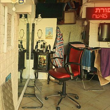 Un salon de coiffure dans une rue déserte. Tel Aviv. Israël. sur Alie Ekkelenkamp