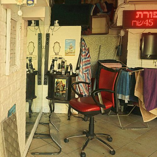 Kapperszaak in een verlaten straat. Tel Aviv. Israël