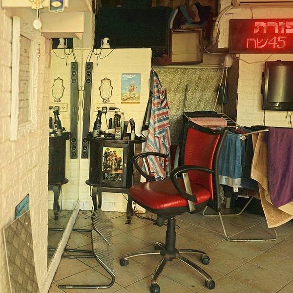 Friseurladen in einer verlassenen Straße. Tel Aviv. Israel. von Alie Ekkelenkamp