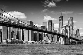 NYC Brooklyn Bridge & Seaport District - Monochrom von Melanie Viola