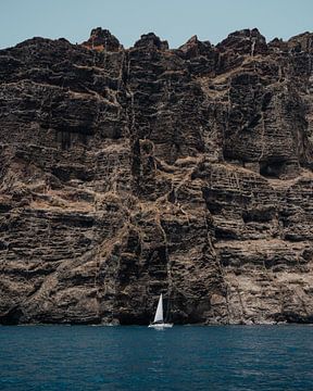 Zeilboot voor de kliffen van Los Gigantes Tenerife van Visuals by Justin