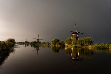 Windmolens van Kinderdijk na een onweersbui