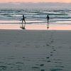 Surfers au coucher du soleil | Côte atlantique Bretagne France | Tirage photo plage voyage photographie Europe sur HelloHappylife