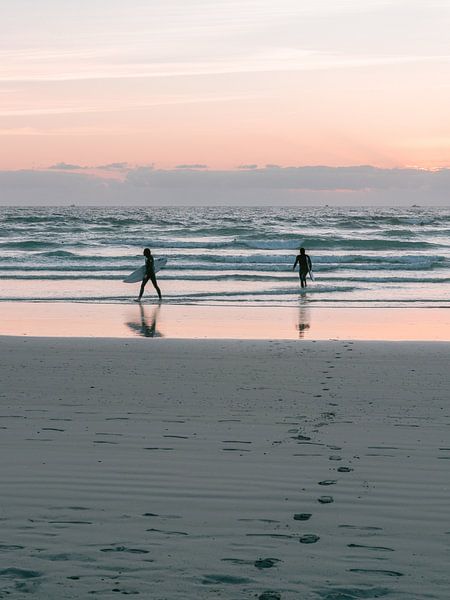 Surfer bei Sonnenuntergang | Atlantikküste Bretagne Frankreich | Fotodruck Strand Reisefotografie Europa von HelloHappylife