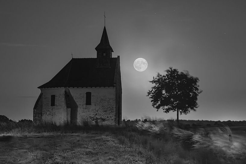 3 op een rij - kapel - maan - boom | Zwart-Wit van Daan Duvillier | Regio in de Kijker