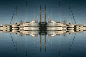 Reflexionen von Segelbooten im blauen Meerwasser
