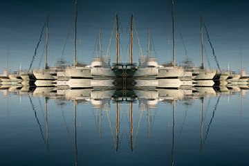 Reflexionen von Segelbooten im blauen Meerwasser